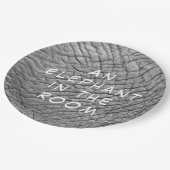 Ein Elefant in einem Foto mit weißem Text auf der Pappteller (Schrägansicht)