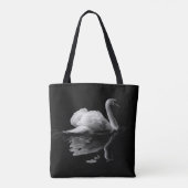Ein eleganter weißer Schwan auf schwarzem Hintergr Tasche (Rückseite)
