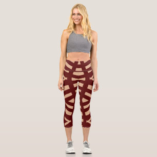 Ein elegantes braunes Stoffdruckmuster insgesamt c Capri Leggings