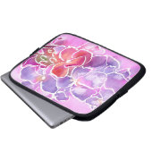 Ein elegantes, florales Rosa und ein mauvischer La Laptopschutzhülle (Vorne Knopf)