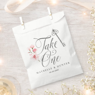 Ein elegantes Script Vintag Key & Florals Geschenktütchen