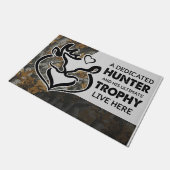 Ein engagierter Jäger und seine ultimierte Trophäe Fußmatte (Schrägansicht)