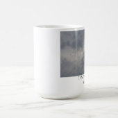 Ein Engel bei der Arbeit Kaffeetasse (Mittel)