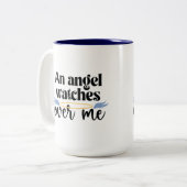 Ein Engel beobachtet die Tasse des Emaille-Camping (Vorderseite Links)