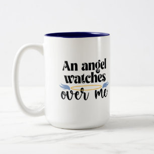 Ein Engel beobachtet die Tasse des Emaille-Camping