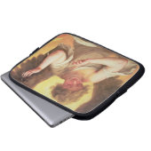 Ein Engel, der eine Glasflasche hält Laptopschutzhülle (Vorne Knopf)