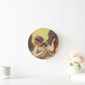 Ein Engel, der eine Glasflasche hält Runde Wanduhr (Zuhause)