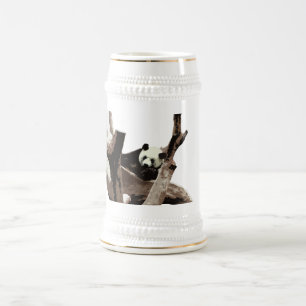 Ein entspannender Riesenpanda an den Ästen der Bäu Bierglas