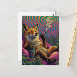 Ein entspannter Rotfuchs auf einem Unkrautfeld Postkarte