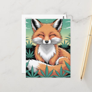 Ein entspannter Rotfuchs in einem Unkrautfeld Postkarte