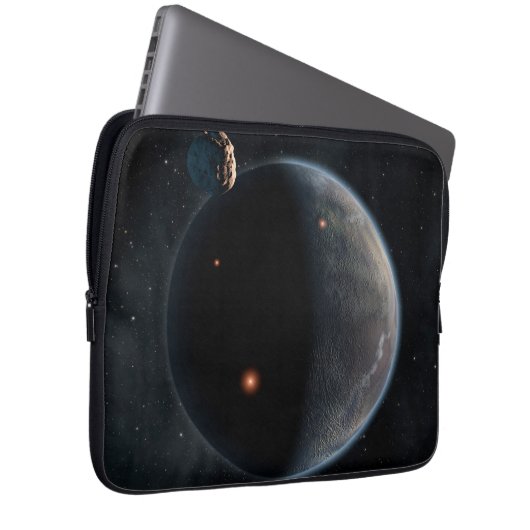 Ein erdähnlicher Planet, reich an Kohlenstoff und Laptopschutzhülle (Vorne Rechts)