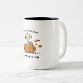 Ein Erdnuss-Erntedank Zweifarbige Tasse (VorderseiteRechts)