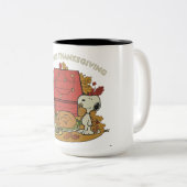 Ein Erdnuss-Erntedank Zweifarbige Tasse (VorderseiteRechts)