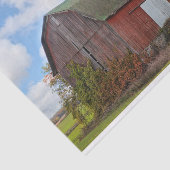 Ein erwitterter roter Stall mit einem Zwillingsbau Seidenpapier (Ausschnitt)
