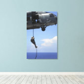 Ein explosiver Sanitäter Leinwanddruck (Insitu (Holzboden))