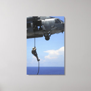 Ein explosiver Sanitäter Leinwanddruck