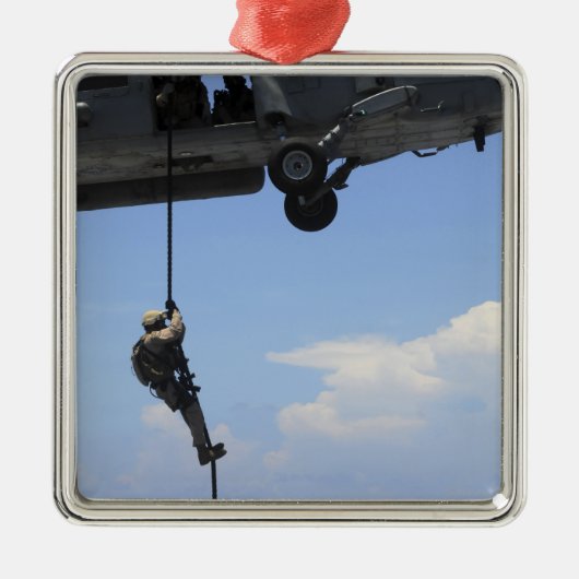 Ein explosiver Sanitäter Silbernes Ornament (Vorne)