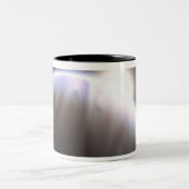 Ein extrasolarer Planet mit seinem Mutterstar Zweifarbige Tasse (Mittel)