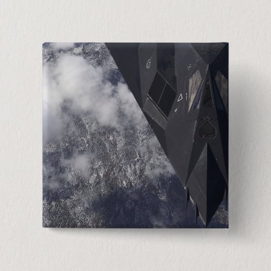 Ein F-117A-Nachtwächter fliegt hoch über dem Berg Button (Vorderseite)