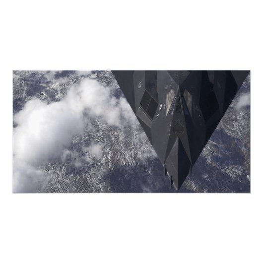 Ein F-117A-Nachtwächter fliegt hoch über dem Berg Fotodruck (Vorne)