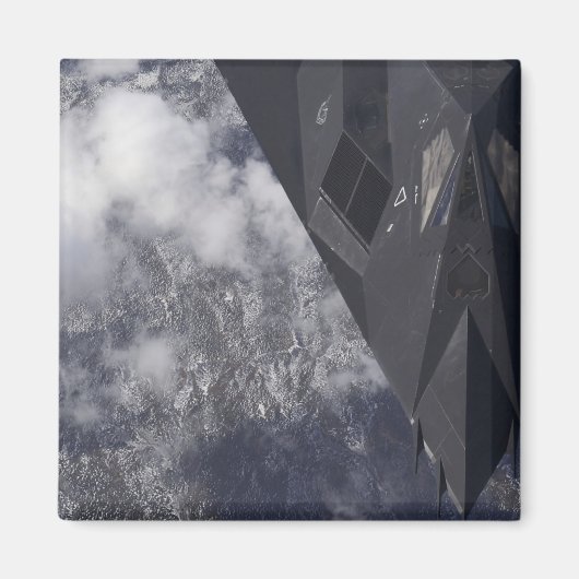 Ein F-117A-Nachtwächter fliegt hoch über dem Berg Magnet (Vorne)