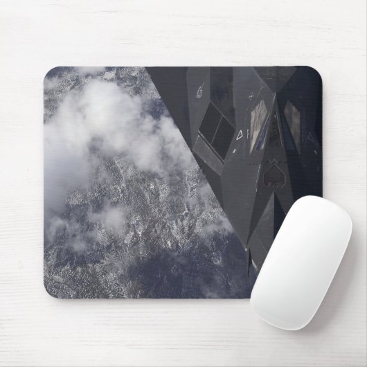 Ein F-117A-Nachtwächter fliegt hoch über dem Berg Mousepad (Mit Mouse)
