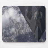Ein F-117A-Nachtwächter fliegt hoch über dem Berg Mousepad (Vorne)