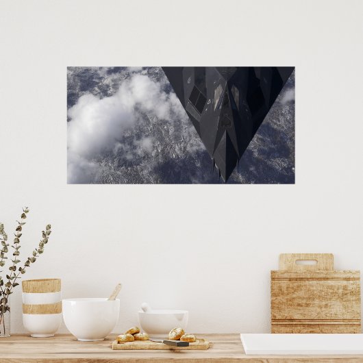 Ein F-117A-Nachtwächter fliegt hoch über dem Berg Poster (Küche)