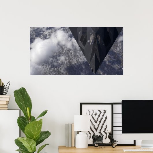Ein F-117A-Nachtwächter fliegt hoch über dem Berg Poster (Heimbüro)