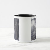 Ein F-117A-Nachtwächter fliegt hoch über dem Berg Tasse (Zentrum)