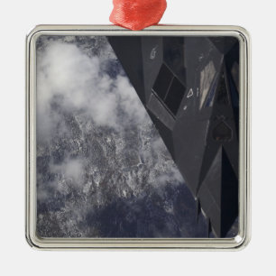 Ein F-117A Nighthawk fliegt hoch über das mountai Ornament Aus Metall