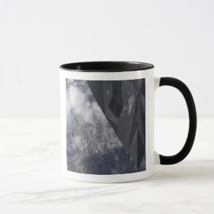 Ein F-117A Nighthawk fliegt hoch über das mountai Tasse