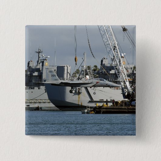 Ein F-15 Adler bekommt einen Aufzug von einem Kran Button (Vorderseite)