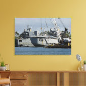 Ein F-15 Adler bekommt einen Aufzug von einem Kran Leinwanddruck (Insitu (Wohnzimmer))