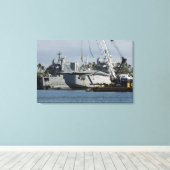 Ein F-15 Adler bekommt einen Aufzug von einem Kran Leinwanddruck (Insitu (Holzboden))