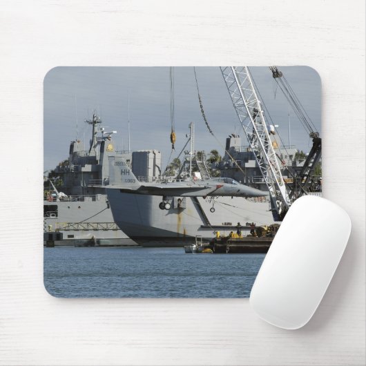 Ein F-15 Adler bekommt einen Aufzug von einem Kran Mousepad (Mit Mouse)