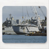 Ein F-15 Adler bekommt einen Aufzug von einem Kran Mousepad (Vorne)