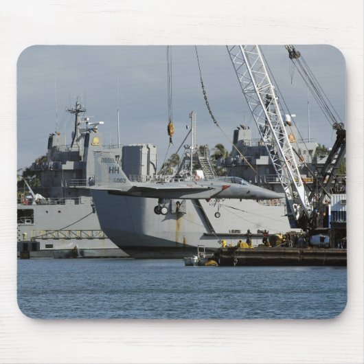 Ein F-15 Adler bekommt einen Aufzug von einem Kran Mousepad (Vorne)