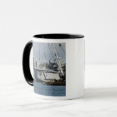 Ein F-15 Adler bekommt einen Aufzug von einem Kran Tasse (Vorderseite Links)