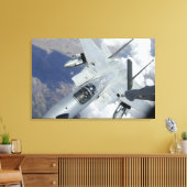 Ein F-15 Adler zieht von einem KC-135 weg Leinwanddruck (Insitu (Wohnzimmer))