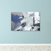 Ein F-15 Adler zieht von einem KC-135 weg Leinwanddruck (Insitu (Holzboden))