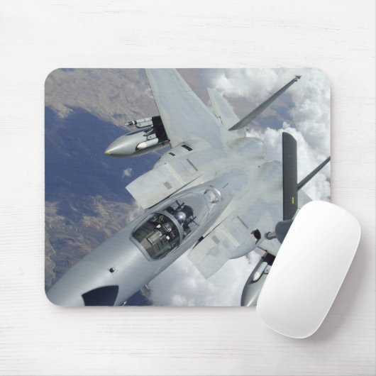 Ein F-15 Adler zieht von einem KC-135 weg Mousepad (Mit Mouse)