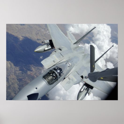 Ein F-15 Adler zieht von einem KC-135 weg Poster (Vorne)