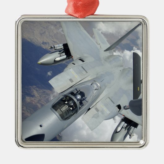 Ein F-15 Adler zieht von einem KC-135 weg Silbernes Ornament (Vorne)