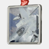 Ein F-15 Adler zieht von einem KC-135 weg Silbernes Ornament (Links)
