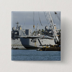 Ein F-15 Eagle erhält einen Aufzug von einem Button