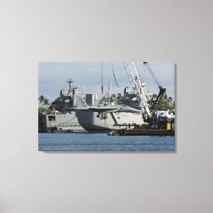 Ein F-15 Eagle erhält einen Aufzug von einem Leinwanddruck