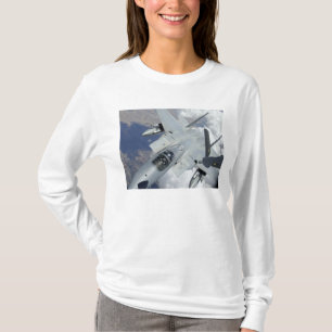 Ein F-15 Eagle Züge weg von einem KC-135 T-Shirt