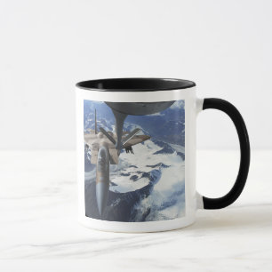 Ein F-15C Eagle Flugzeug sitzt hinter einem Tasse