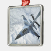Ein F-16 Aggressor sitzt in Kontaktposition Ornament Aus Metall (Links)
